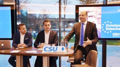 Bild: Beate-Josefine Luber
Albert Füracker (rechts) begleitet Christian Doleschal (Mitte) auf seinem Wahlkampfauftritt in BHS-Restaurant in Weiherhammer vor etwa 70 Zuschauern.