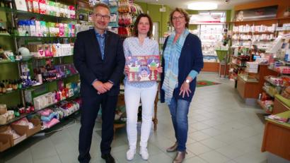 Bild: müb
Die Gewinnerin Margot Ries mit Barbara Maisch (rechts) und Jörg Melchner.