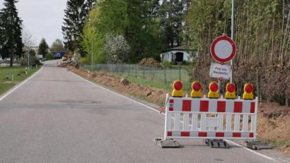 Bild: gz
Die Staatsstraße ist an der Waidhauser Straße für den Durchgangsverkehr gesperrt.