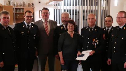 Bild: ern
Dem scheidenden Vorsitzenden der Feuerwehr Ebersbach wird das Bayerische Feuerwehr-Ehrenkreuz in Silber verliehen (von links): Zweiter Vorsitzender Richard Weiß, Kommandant Wolfgang Rösch jun., Bürgermeister Hans-Martin Schertl, Kreisbrandrat Fredi Weiß, Erika und Wolfgang Rösch, Kreisbrandmeister Michael Iberer und Kreisbrandinspektor Christof Strobl.