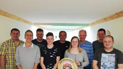Bild: hme
Die besten Schützen der Krieger- und Soldatenkameradschaft Neudorf: Sophie Götz mit der Königsscheibe, Julian Sehr (Vierter von links) und Thomas Kraus (hinten, Mitte).