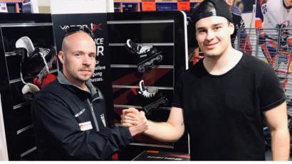 Bild: pa
Ein kräftiger Händedruck. ERSC-Obmann Chris Spanger (links) freut sich über die Verpflichtung von Oberliga-Verteidiger Marc Roth.