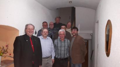 Bild: alr
Unser Bild zeigt (von rechts, vorderer Reihe) Bürgermeister Wolfgang Haberberger, Kassier Alfons Foitzik, Vorsitzender German Herath, Chorleiter Heinz Schmidt sowie (von rechts, zweite Reihe) zweiten Vorsitzenden Manfred Baumann, Beisitzer Hermann Stark, Beisitzer Andre Dietrich, Schriftführer Reinhard Brand und Beisitzer Herbert Kassel.