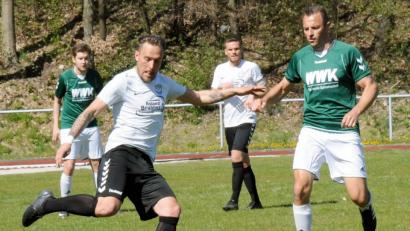 Bild: hho
Der Arzberger Torjäger Martin Brunner (links) war bei der 0:3-Niederlage in Wiesau (rechts Spielertrainer Christian Zettl) weitgehend abgemeldet. Am Sonntag empfangen die Arzberger den SV Steinmühle, die Wiesauer treten schon am Samstag in Selb an.
