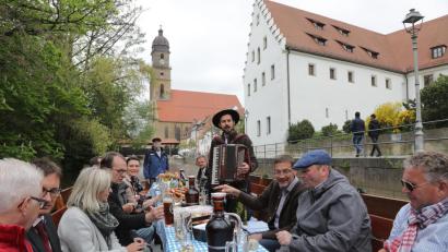 Bild: Wolfgang Steinbacher
Musikant Florian spielte bei der Saisoneröffnung der Plättenfahrten zünftig auf.