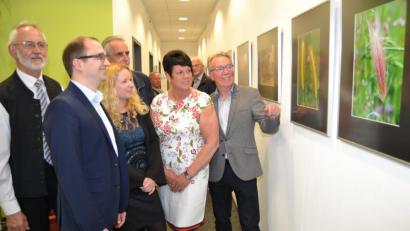 Bild: hcz
BBV-Geschäftsführer Hans Winter, Leitender Steuerberater Andreas Gierisch, "Freie Fotografen"- Präsidentin Zaneta Weidner, Stadtrat Horst Fuchs, BBV-Bildungsbeauftragte Gabi Birkner und Stadtrat Reinhold Wildenauer (von links) bewundern Bilder der Foto-Ausstellung "Landwirtschaft - unser tägliches Brot".