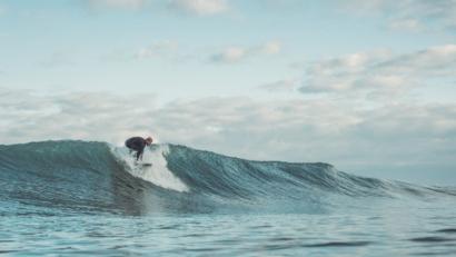 Bild: Nora Mehnert
Das Aufstehen auf dem Brett ist beim Surfen das schwerste.