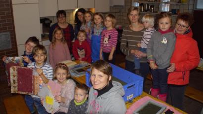 Bild: mmj
Claudia Kulzer (vorne rechts) freut sich mit den Kindern und ihrem Team, die sich im Mostraum des Gartenbauvereins mit dem Papierschöpfen beschäftigten.