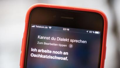 Bild: Lino Mirgeler/dpa
Antwort auf die Frage, ob "Siri" Dialekt sprechen kann: Hier muss die Handy-App ganz offensichtlich noch passen. Beim Mundarttag in Rieden gibt's den Amberg-Sulzbacher Dialekt in allen seinen vielen, schönen Facetten zu hören. Ganz ohne Handy.