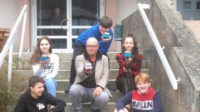 Bild: exb
Lehrer Martin Hauk mit einigen Schülern der Informatikgruppe der Mittelschule Tirschenreuth und ihren "mBot"-Robotern.