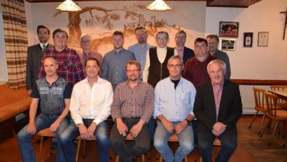 Bild: gi
Mit neuer Kraft geht der CSU-Ortsverband Tröbes in die Zukunft unter Führung der beiden gleichberechtigten Vorsitzenden Franz Eger (vorne Mitte) und Klaus Prießnitz (vorne Zweiter von links). Kreisvorsitzender Stephan Oetzinger (hinten links) sowie Bürgermeister Hermann Ach (hinten Dritter von rechts) und Altbürgermeister Hans Roßmann (hinten rechts) stand im Wahlausschuss dafür Pate.
Josef Schafbauer (vorne rechts) wurde zum Ehrenvorsitzenden ernannt.