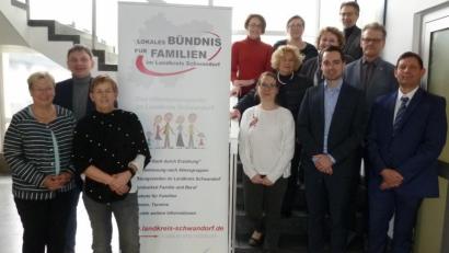 Bild: exb
Dorothea Seitz-Dobler von der Agentur für Arbeit Schwandorf, Helga Forster vom Landratsamt Schwandorf und Manuel Lischka von der IHK freuten sich vor Kurzem, die neuen Bündnispartner in der Sitzung der Projektgruppe „Familienfreundliche Personalpolitik“ des Lokalen Bündnisses für Familien im Landkreis Schwandorf zu begrüßen. Das Bündnis wird getragen von der Agentur für Arbeit Schwandorf und dem Landkreis Schwandorf.