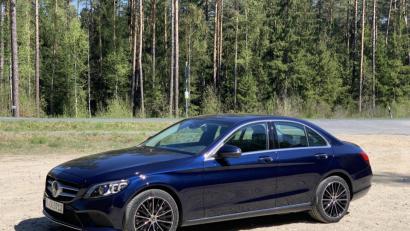 Bild: Michael Ascherl
Klassische Limousine in klassischer Farbgebung: Der Testwagen hebt die zeitlosen Attribute der C-Klasse heraus.