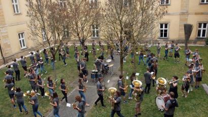 Bild: sön
Im Klosterinnenhof übten 74 Jugendlichen aus 24 Oberpfälzer Blaskapellen – auch in gegenläufigen Marschformationen ­ – das von Dirigent Alexander Schmiedl für Bläser umgeschriebene „Gimme some Lovin'“ der Blues Brothers.
