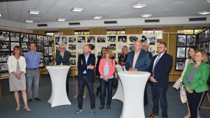 Bild: fjo
Die Eröffnung der Ausstellung "Der gelbe Stern" sorgt für Betroffenheit bei den Ehrengästen. Schulrätin Margit Walter (rechts) wurde gebeten, möglichst viele Schulklassen nach Waidhaus zu schicken.