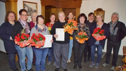 Bild: mmj
Den anwesenden langjährigen Mitgliedern dankten Vorsitzender Andreas Ebnet (rechts) und Fachberaterin Heidi Schmid (links) mit Urkunden, Ehrennadeln und Blumen für die Treue zum Gartenbauverein.