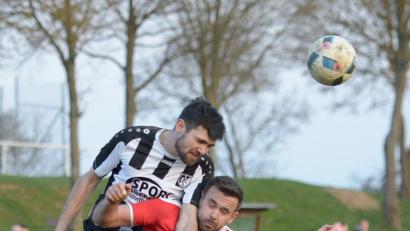 Bild: ref
Maximilian Ferstl (links, Szene aus der Partie in Ensdorf) ist für das Heimspiel des 1. FC Schwarzenfeld gegen den FC OVI-Teunz noch fraglich.