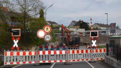 Bild: Kunz
Noch bis einschließlich Montag, 29. April, ist der Bahnübergang an der Straße "In der Weiding" gesperrt.