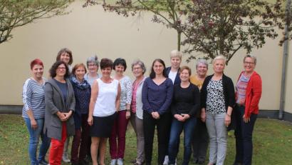 Bild: sne
Rosemarie Härtel (Sechste von links) überreicht den Teilnehmerinnen die Zertifikate der Deutschen Alzheimer Gesellschaft. Die Frauen dürfen nun an Demenz erkrankte Personen betreuen.