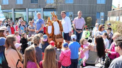 Bild: Stadt Tirschenreuth
Mittendrin: Vinzenz Rahn, die beiden Osterhasen, Franz Stahl und Franz Häring (von links).