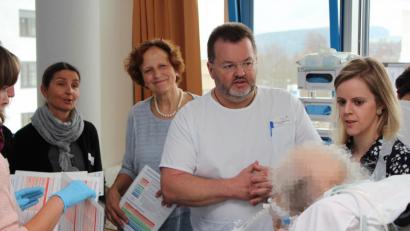 Bild: exb/Kliniken Nordoberpfalz AG
Praktische Inhalte nah am Patienten vermitteln: das ist der Kern der Workshops, in denen das Team der Interdisziplinären Intensivstation 83 am Klinikum Weiden um Leiter Andreas Faltlhauser bereits mehr als 500 Teilnehmer aus ganz Deutschland geschult hat.