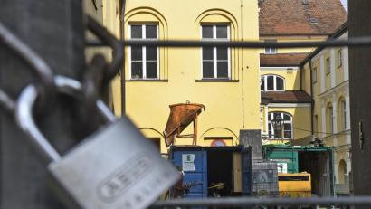 Bild: Petra Hartl
Blick in den versperrten Innenhof des ehemaligen Kaufhauses Forum. Die SPD fordert nun dazu auf, die Idee einer Markthalle an dieser Stelle schnell zu verwirklichen.