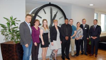 Bild: Klinikum/Dietl/exb
Sie sind froh über das gute Verhältnis zwischen Klinikum um US-Streitkräften (von links): Ärztlicher Direktor Dr. Harald Hollnberger (links) und Klinikumsvorstand Manfred Wendl (Zweiter von rechts) beim Besuch der amerikanischen Delegation aus der Vilsecker Army Health Clinic.