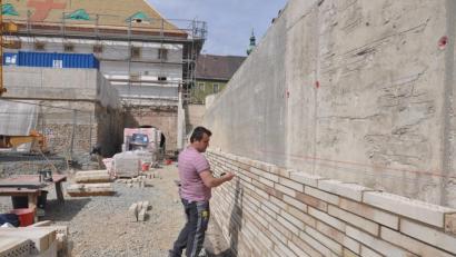 Bild: ws
Hinter einer Steinfassade verschwindet derzeit die Rampe an der alten Polizei. Eine weitere Rampe an der Lehnerstraße würde es nicht brauchen, kritisiert Karl Berr die Ausgaben im Haushalt.