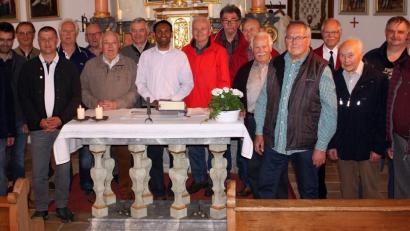 Bild: zer
Der Männergesangsverein gestaltet den Gottesdienst zum Namenstag des Heiligen Georg, dem Schutzpatron in der Kirche zu Enzenrieth am Patroziniumstag.