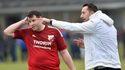 Bild: A. Schwarzmeier
Gibt Tobias Bernklau, Trainer der SpVgg Pfreimd, seinem Torjäger Bastian Lobinger die richtigen Tipps mit auf den Weg? Der Aufsteiger empfängt am Sonntag den SC Ettmannsdorf zum Landkreisderby.