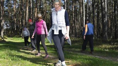 Bild: Petra Hartl
Sportfachleute sprechen von einer „Koordinationsleiter“: Der Bewegungstreff baut sich dieses Sportgerät selbst, aus Zweigen, die er im Wald bei Penkhof findet. Die Teilnehmer üben darauf zum Beispiel das Gehen auf unterschiedlichen Untergründen, laufen Slalom, schulen ihren Gleichgewichtssinn – und haben Spaß dabei.