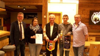 Bild: exb
Bei der Ehrung der erfolgreichen Mitglieder des Geflügelzuchtvereins (von links): Bürgermeister Michael Göth, Christa Sperber, Ernst Lauerer, Bastian Hammer und Vorsitzender Joachim Hagen.