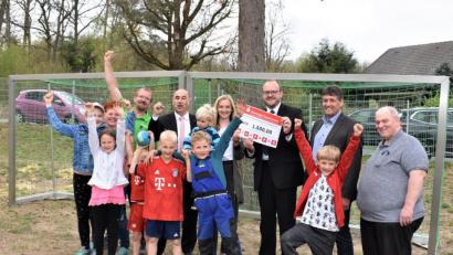 Bild: rgr
Sparkassen-Vorstandsvorsitzender Josef Pflaum (hinten, Vierter von links) überreicht den symbolischen Scheck in Höhe von 1.500 Euro für den KAB-Spielplatz Hütten.