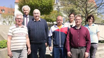 Bild: Landkreis Tirschenreuth
Neue Hornissenberater sind (vorne, von links) Rudolf Gürtler (gleichzeitig Naturschutzwächter), Andreas Schultes, Michael Kopp und Jörn Schedl. Landrat Wolfgang Lippert (Zweiter von links), Abteilungsleiterin Regina Kestel (Fünfte von links) und Birgit Üblacker von der Unteren Naturschutzbehörde gratulierten zur Bestellung.