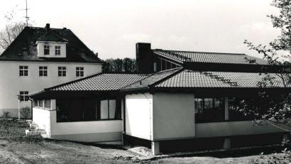 Bild: Archiv NT
Am 28. April 1989 startete der Probebetrieb. Im Anbau wurde das Bewegungsbecken untergebracht, das ehemalige Schulhaus (links) bot Platz für medizinische Therapien und Massagen.