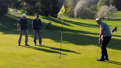 Bild: bl
Ohne Rasen geht es nicht, aber der Golfplatz bei Neunburg hat Flächen für Wildblumen und Obstbäume (im Hintergrund) reserviert.