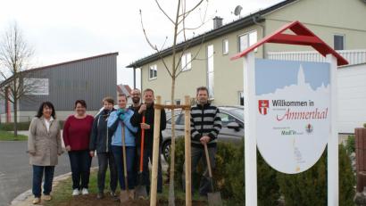 Bild: exb
Die fleißigen Helfer des Gartenbauvereins Ammerthal mit Bürgermeisterin Alexandra Sitter (links).