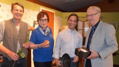 Bild: Kunz
Heiner Balk und Sonja Balk freuen sich riesig über das Kommen des Autors Holger Ptacek aus Pullach. Stadtrat Karl-Heinz Schell (rechts) überreicht dem Gast ein Porzellangeschenk des Oberbürgermeisters.
