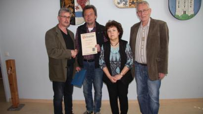 Bild: wro
Lothar Ernstberger (Zweiter von links) feierte sein 40. Dienstjubiläum. Dem Gemeindekämmerer gratulierten Bürgermeister Wolfgang Braun (links), Geschäftsleiter Ernst Tippmann und Ernstbergers Ehefrau Silvia.