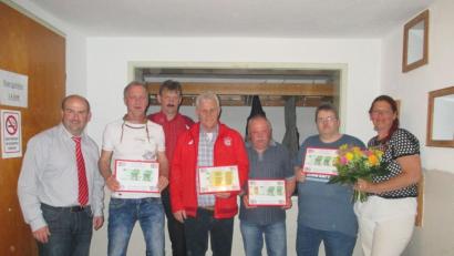 Bild: gz
Vorsitzender Markus Kleber (links) gratuliert dem Erstplatzierten Richard Grasser (Vierter von links) und dem Eslarner Marktmeister Helmut Hanauer (Dritter von links), sowie allen weiteren Platzierten zu ihren Preisen.