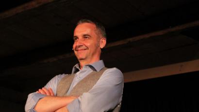 Bild: prh
Mit seinem Programm „Goldrausch 2.0“ bringt der Kabarettist Stefan Kröll sein Publikum auf dem Schafferhof unentwegt zum Lachen. Hintersinnig und humorvoll schlägt er Kapriolen von der Gier nach Glanz und Erfolg zu doppelbödigen, mehrdeutigen Verbindungen und unerwarteten Wendungen.