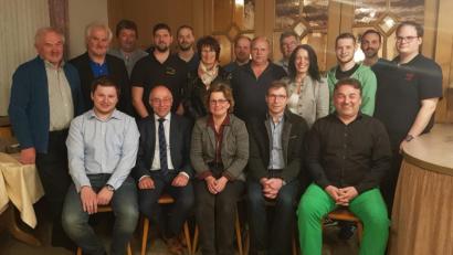 Bild: gi
Erika Sauer (vorne Mitte) bleibt Vorsitzende der Moosbacher CSU. Ihr zur Seite stehen Hermann Ach (vorne Zweiter von rechts), Christoph Baier (vorne links) und Sandro Stefinger (vorne rechts).