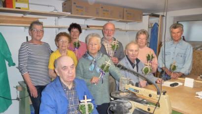 Bild: u
Irmgard Müller (stehend links) vom Frauenbund-Führungstrio bedankte sich bei der Holzwerkgruppe des BRK-Seniorenheims St. Barbara für das Fertigen der Palmkreuze, die von den Frauenbundmitgliedern verziert und am Palmsonntag verkauft wurden. Neben ihr stehend von links: Zenta Bauer, Heimleiterin Astrid Geitner, Gisela Witt, Josef Kohl, Julia Wenzl und Anton Pirzer, sitzend von links: Hermann Weigert und Richard Wagner.
