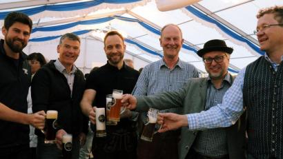 Bild: gf
Sie stoßen beim Bierfest auf sich und die Amberger Bierkultur an (von links): Max Winkler, Anton Brückmüller, Frank Kummert, Arno Diener (Sudhang), Gerhard Schmidkonz (Schloderer) und Martin Sterk.