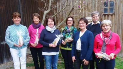 Bild: fvo
Die Geehrten und Führungskräfte des Frauenbunds (von links): Claudia Albrecht, Elisabeth Weig, Sieglinde Ertl, Elisabeth Lukas, Vorsitzende Sieglinde Zielbauer, und Elisabeth Meißner. Auch Pfarrer Norbert Götz gratuliert.
