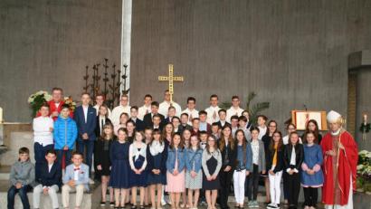 Bild: fpoz
44 jungen Christen spendete Weihbischof Pappenberger (rechts) das Sakrament der Firmung.Hinten links Stadtpfarrer Bernd Philipp.