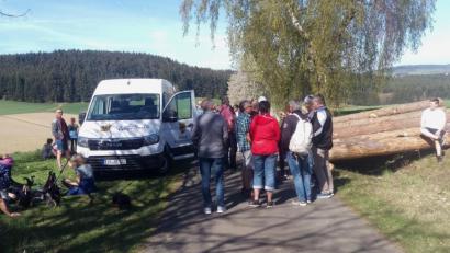 Bild: njn
Schönster Sonnenschein begleitete die Wanderer des Bayern-Fanclubs nach Wildenreuth.