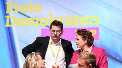 Bild: Britta Pedersen/dpa
Linda Teuteberg (l-r), FDP-Generalsekretärin, Marco Mendorf, Bundesgeschäftsführer der FDP, Nicola Beer, Spitzenkandidatin für die Europawahl, und Christian Lindner, Fraktionsvorsitzender und Parteivorsitzender der FDP, sitzen beim 70. FDP-Bundesparteitag auf dem Podium.