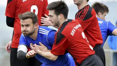 Archivbild: Hubert Ziegler
Der Ensdorfer Derbyheld Andreas Weiß (blaues Trikot).