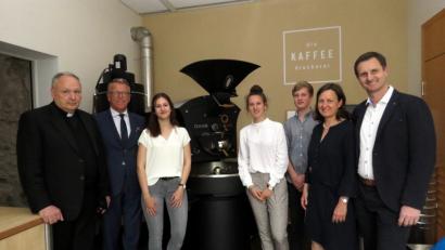 Bild: ubb
Regionaldekan Georg Flierl und Bürgermeister Franz Stahl (von links) gratulierten dem Unternehmerehepaar Wolfgang und Christine Kohl mit den Kindern Felix, Anna und Theresa (von rechts) zur Eröffnung der eigenen Kaffeerösterei.